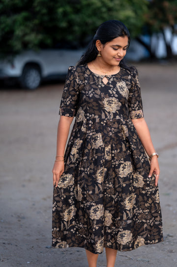 "🖤 Midnight Bloom Pleated Kurti Maxi"
